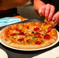 Ресторан-бар Time Out Market в Дубаи: Бургеры, Стейки, Мода,