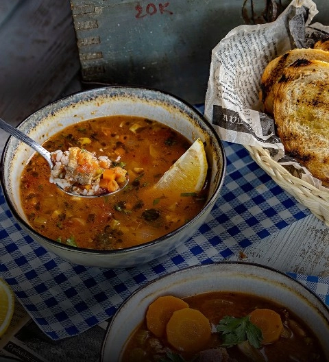Кафе Santorini в Адлере: Европейская кухня, Греческая кухня, Пицца, Морепродукты, Завтраки, Детский уголок, Суши, Доставка, Еда навынос, Постное меню, Бизнес-ланч, Летняя терраса,