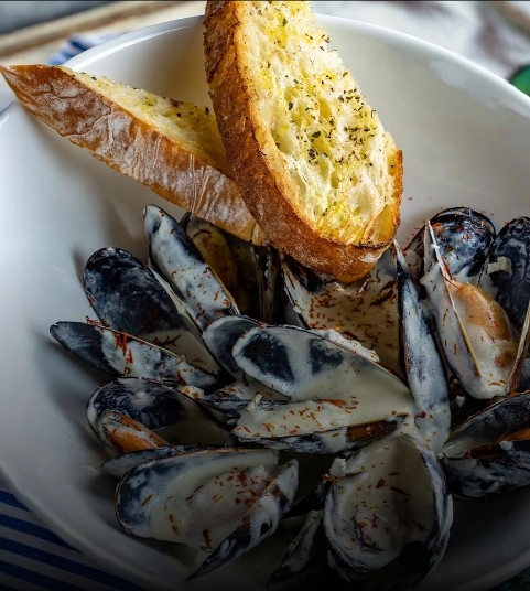 Кафе Santorini в Адлере: Европейская кухня, Греческая кухня, Пицца, Морепродукты, Завтраки, Детский уголок, Суши, Доставка, Еда навынос, Постное меню, Бизнес-ланч, Летняя терраса,
