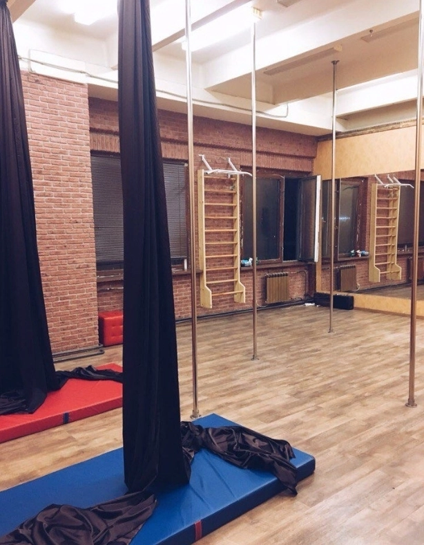 Студия танцев WhiteZefir Pole & Exotic в Москве: Разовые посещения, Аэробика, Пилатес, Стретчинг, Персональный тренер, Танцы, Акробатика,