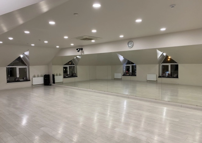 Центр V-dance studio в Краснодаре: Йога, Фитбол, Пилатес, Джампинг, Стретчинг, Аэробика,