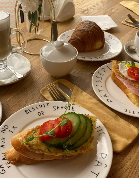 Кафе-кондитерская Theo Cafe в Краснодаре: Кондитерские изделия, Завтрак, Заказ навынос, Заказ столиков, Кофе с собой, Доставка еды, Бизнес-ланч,