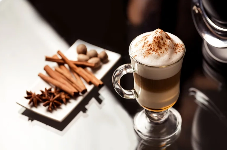 Кофейня Surf Coffee в Краснодаре: Кофе с собой, Заказ навынос, Десерт, Хот-дог, Кофе, Завтрак,