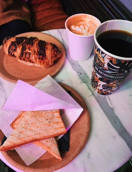 Кофейня Surf Coffee в Краснодаре: Кофе с собой, Заказ навынос, Десерт, Хот-дог, Кофе, Завтрак,