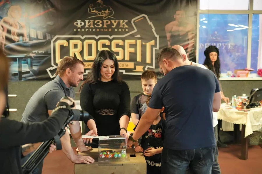 Спортивный клуб Физрук в Краснодаре: Групповые тренировки, Фитнес бар, Персональный тренер, Массаж, Фитнес,