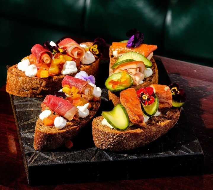 Английский паб The white hart pub в Москве: Европейская кухня, Летняя терраса, Заказ столиков, Еда,