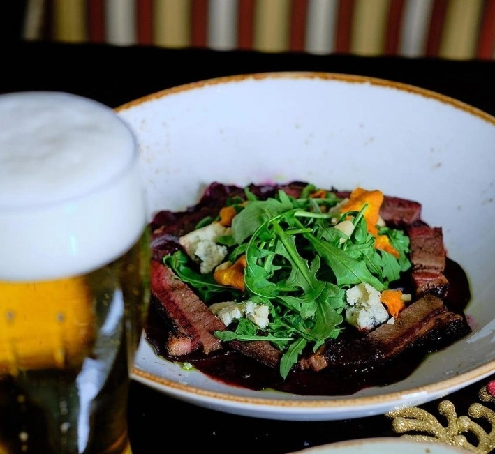 Английский паб The white hart pub в Москве: Европейская кухня, Летняя терраса, Заказ столиков, Еда,