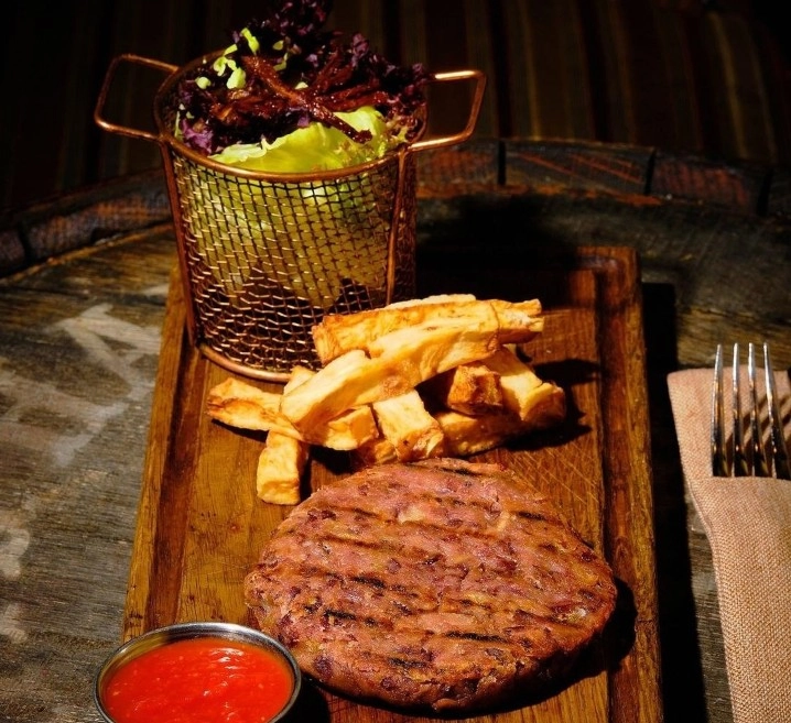 Английский паб The white hart pub в Москве: Европейская кухня, Летняя терраса, Заказ столиков, Еда,