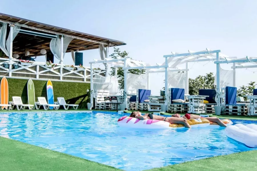 Комплекс отдыха Sochifornia beach в Адлере: Отдых, Бассейн, Сапсерф, Мангал, Пляж, Детская площадка ,