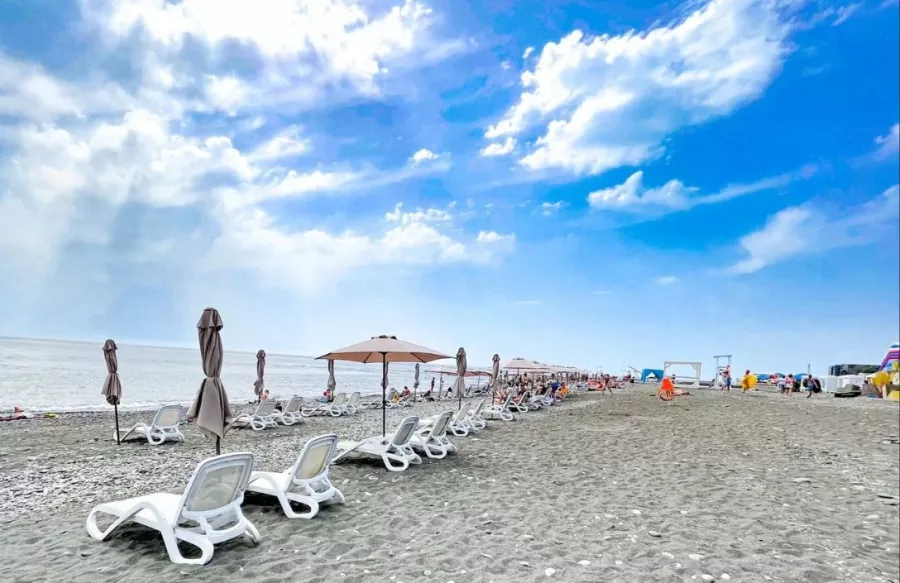 Комплекс отдыха Sochifornia beach в Адлере: Легкий пар, Бассейн, Беседка, Мангал, Пляж, Сапсерфинг, Качели, Лежаки, Детская площадка,