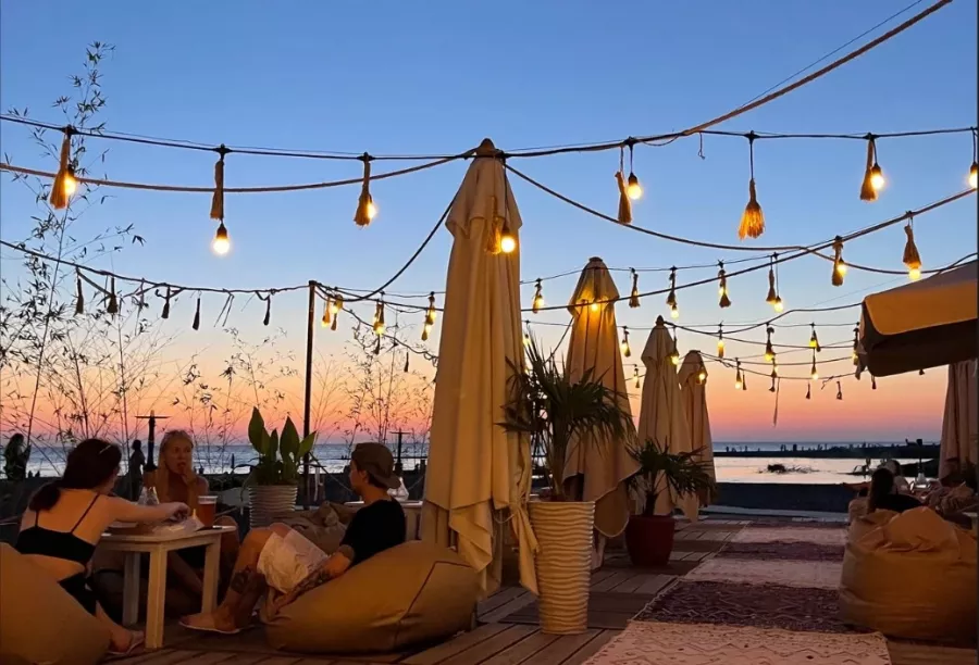 Комплекс отдыха Sochifornia beach в Адлере: Легкий пар, Бассейн, Беседка, Мангал, Пляж, Сапсерфинг, Качели, Лежаки, Детская площадка,