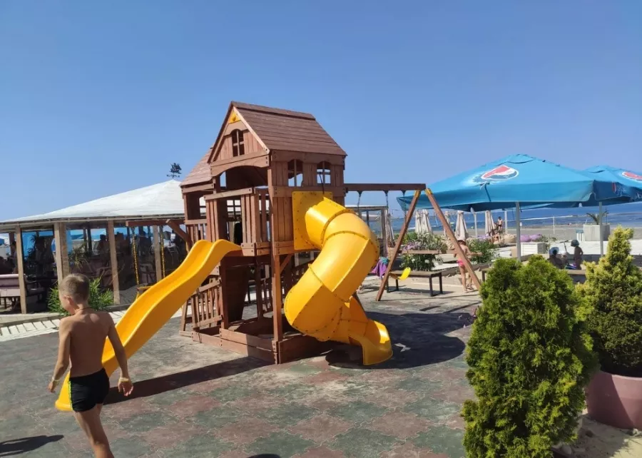 Комплекс отдыха Sochifornia beach в Адлере: Легкий пар, Бассейн, Беседка, Мангал, Пляж, Сапсерфинг, Качели, Лежаки, Детская площадка,