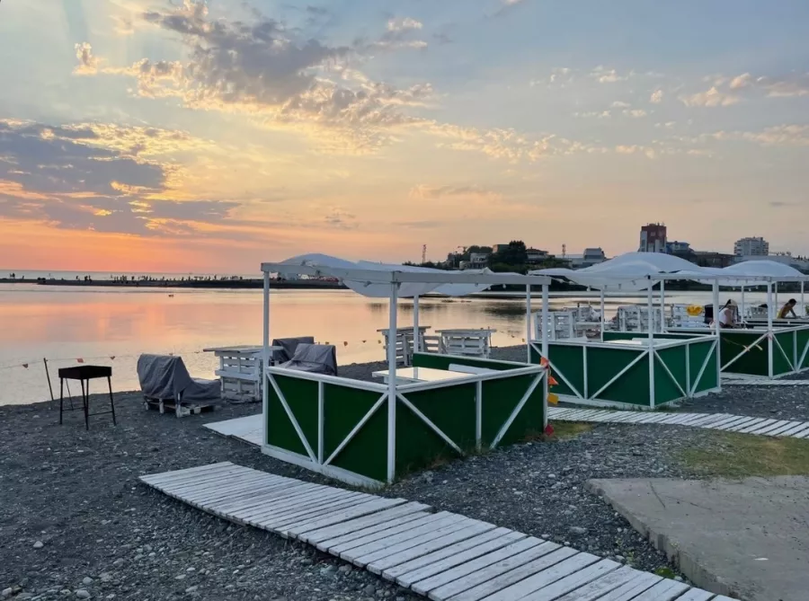 Комплекс отдыха Sochifornia beach в Адлере: Легкий пар, Бассейн, Беседка, Мангал, Пляж, Сапсерфинг, Качели, Лежаки, Детская площадка,