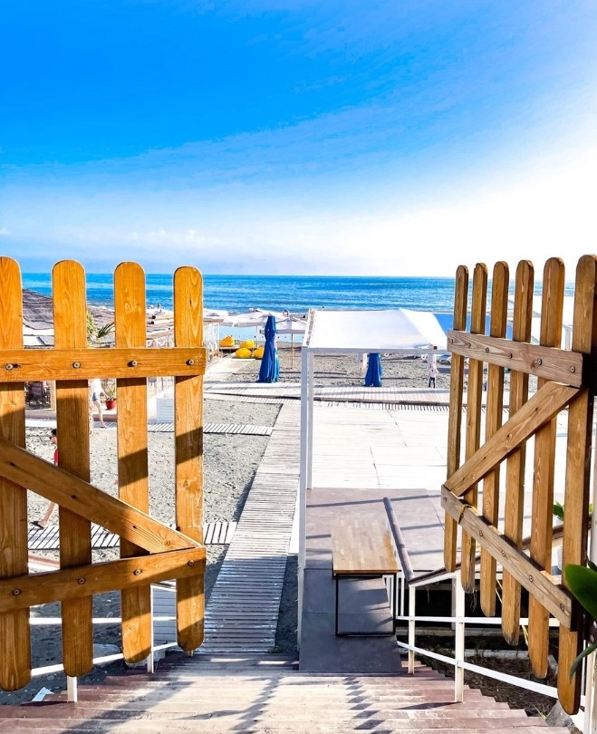 Комплекс отдыха Sochifornia beach в Адлере: Легкий пар, Бассейн, Беседка, Мангал, Пляж, Сапсерфинг, Качели, Лежаки, Детская площадка,