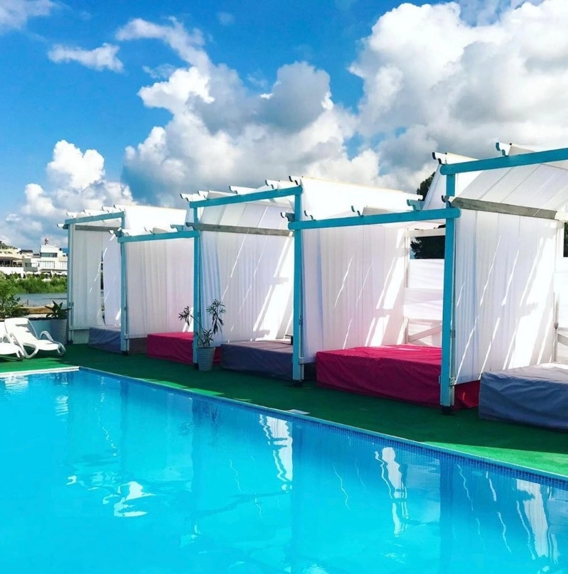 Комплекс отдыха Sochifornia beach в Адлере: Легкий пар, Бассейн, Беседка, Мангал, Пляж, Сапсерфинг, Качели, Лежаки, Детская площадка,