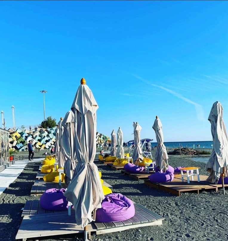 Комплекс отдыха Sochifornia beach в Адлере: Легкий пар, Бассейн, Беседка, Мангал, Пляж, Сапсерфинг, Качели, Лежаки, Детская площадка,