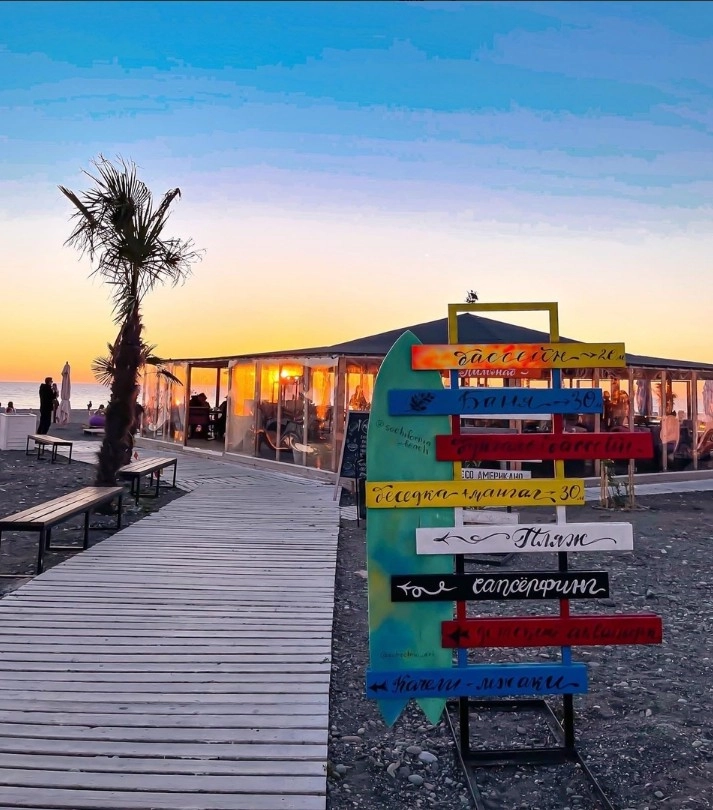 Комплекс отдыха Sochifornia beach в Адлере: Легкий пар, Бассейн, Беседка, Мангал, Пляж, Сапсерфинг, Качели, Лежаки, Детская площадка,