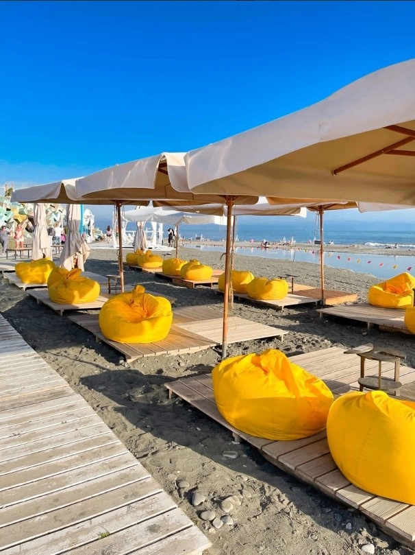 Комплекс отдыха Sochifornia beach в Адлере: Легкий пар, Бассейн, Беседка, Мангал, Пляж, Сапсерфинг, Качели, Лежаки, Детская площадка,