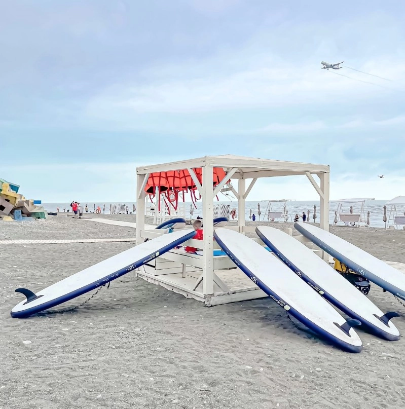 Комплекс отдыха Sochifornia beach в Адлере: Легкий пар, Бассейн, Беседка, Мангал, Пляж, Сапсерфинг, Качели, Лежаки, Детская площадка,