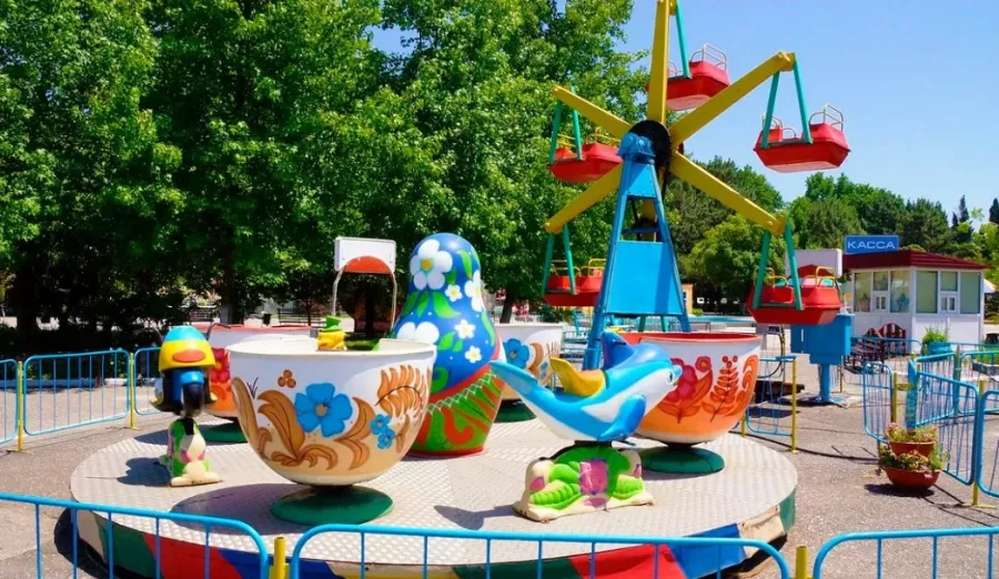 Парк Культуры и Отдыха Адлер в Адлере: Карусель, Батут, Тир, Зеркальный Лабиринт, Аттракционы, Фонтан, Настольный Теннис, Веревочный Городок,