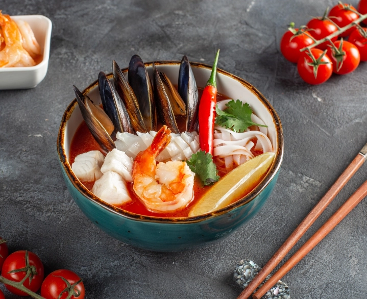 Кафе Food Travel в Краснодаре: Лапшичные, Паназиатская кухня, Европейская кухня, Спортивные трансляции, Кофе с собой, Доставка, Заказ столиков, Детский уголок, Аниматоры, Японская кухня,