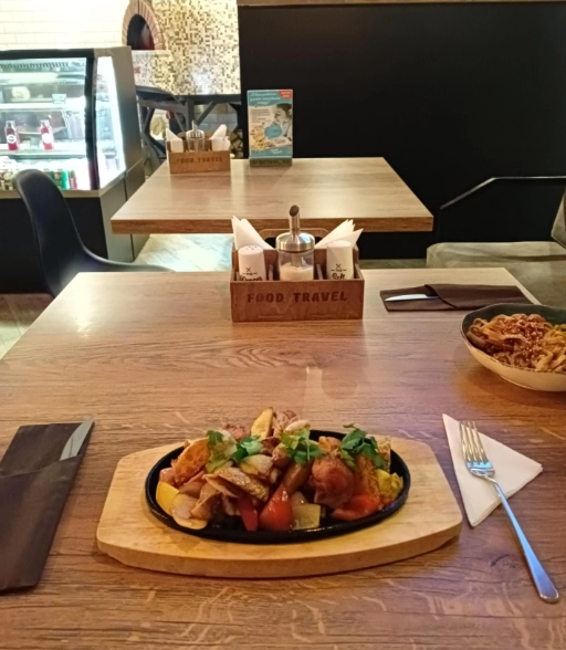 Кафе Food Travel в Краснодаре: Лапшичные, Паназиатская кухня, Европейская кухня, Спортивные трансляции, Кофе с собой, Доставка, Заказ столиков, Детский уголок, Аниматоры, Японская кухня,