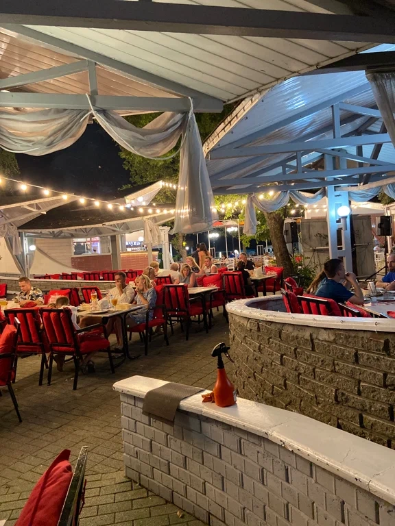 Кафе Парк Джузеппе в Анапе: Еда, Живая музыка, Детское меню, Проведение банкетов, Летняя терраса,