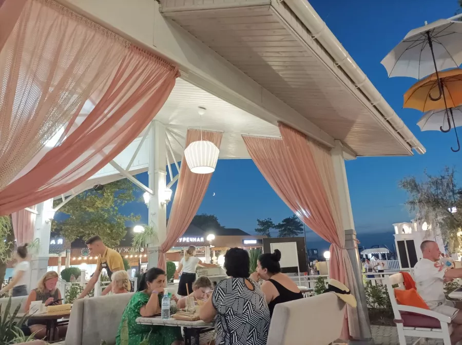 Кафе Парк Джузеппе в Анапе: Еда, Живая музыка, Детское меню, Проведение банкетов, Летняя терраса,