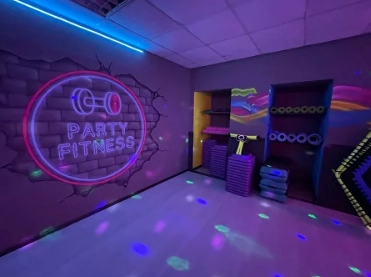 Фитнес-студия Party fitness в Москве: Разовые посещения, Аэробика, Бодифлекс, Джампинг, Йога, Калланетика, Кроссфит,