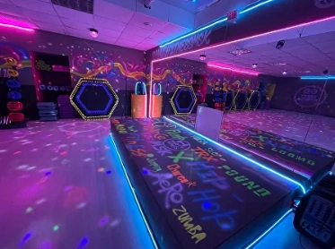 Фитнес-студия Party fitness в Москве: Разовые посещения, Аэробика, Бодифлекс, Джампинг, Йога, Калланетика, Кроссфит,
