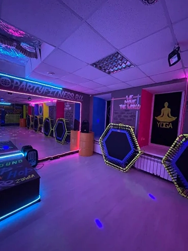Фитнес-студия Party fitness в Москве: Разовые посещения, Аэробика, Бодифлекс, Джампинг, Йога, Калланетика, Кроссфит,
