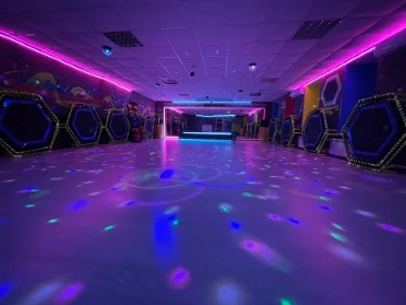 Фитнес-студия Party fitness в Москве: Разовые посещения, Аэробика, Бодифлекс, Джампинг, Йога, Калланетика, Кроссфит,