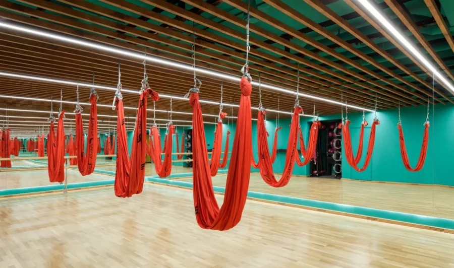Фитнес-клуб ROCKOUT Gym в Москве: Разовые посещения, Боевые искусства, Йога, Кроссфит, Пилатес, Стретчинг, Танцы, Фитнес для беременных, Персональный тренер, TRX тренировки, Сауна,
