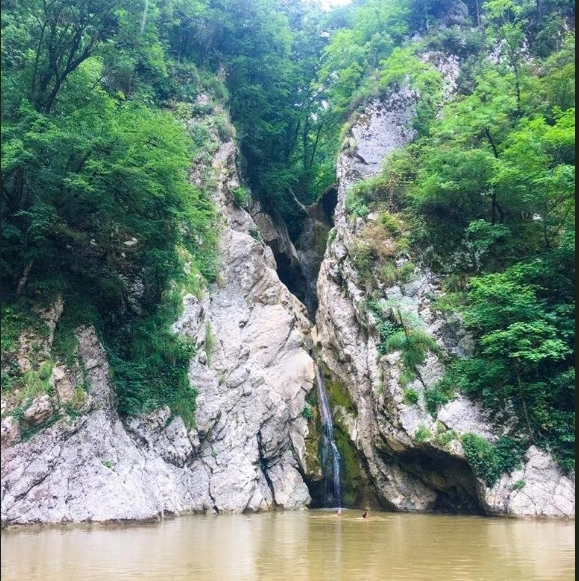 Средний Агурский водопад