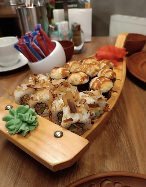 Кафе Суши или Позы в Краснодаре: Итальянская кухня, Буузы, Доставка, Детская комната, Японская кухня, Русская кухня, Аниматоры, Детское меню, Стейки,