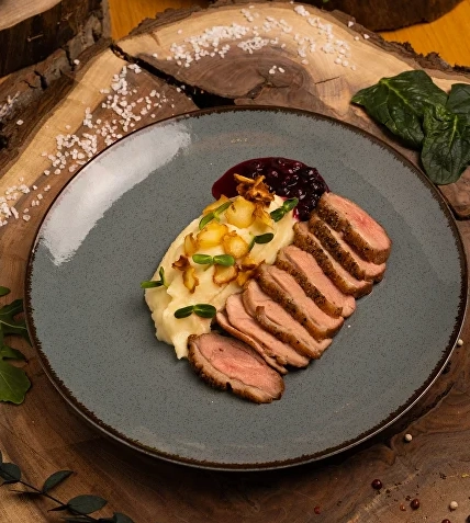 Семейное кафе Сарафан в Краснодаре: Русская кухня, Итальянская кухня, Заказ столиков, Европейская кухня, Пицца, Паста, Блины, Кофе с собой, Доставка, Детская комната,