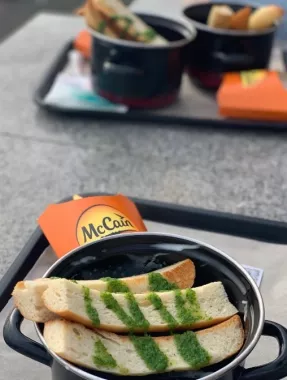 Кафе "Мидийное место".