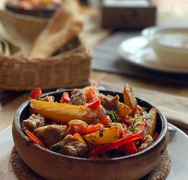 Кафе-ресторан Little Georgia в Москве: Хинкальные, Грузинская кухня, Заказ столиков, Живая музыка, Заказ навынос, Проведение банкетов,