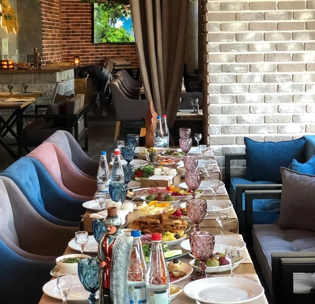 Кафе-ресторан Little Georgia в Москве: Хинкальные, Грузинская кухня, Заказ столиков, Живая музыка, Заказ навынос, Проведение банкетов,