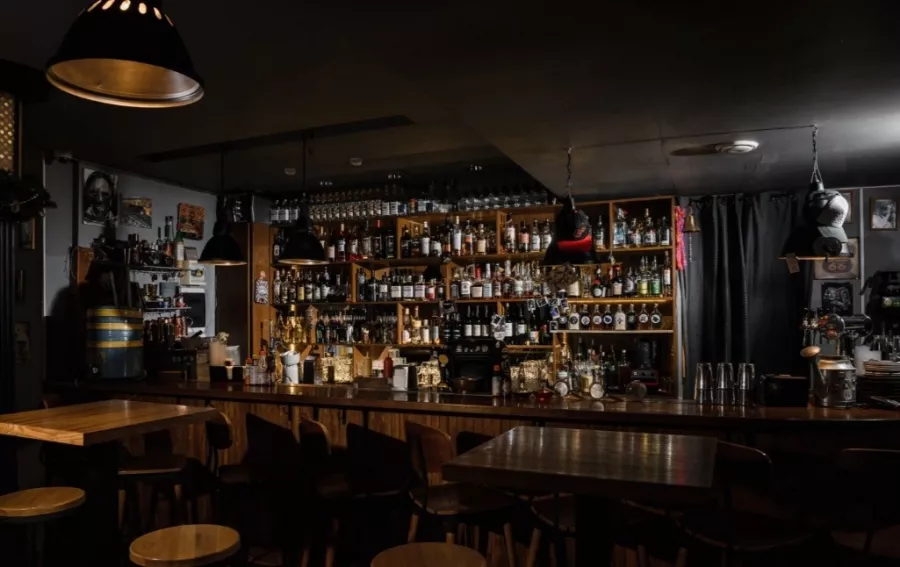 Кафе-бар Tin Woodman Bar в Москве: Американская кухня, Заказ навынос, Летняя терраса, Проведение банкетов, Заказ столиков, Можно с собакой,