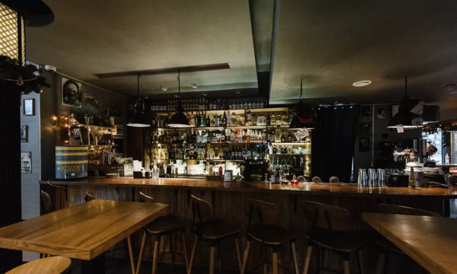 Кафе-бар Tin Woodman Bar в Москве: Американская кухня, Заказ навынос, Летняя терраса, Проведение банкетов, Заказ столиков, Можно с собакой,