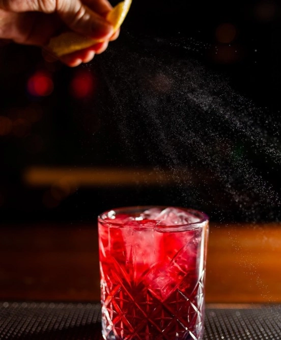 Кафе-бар Tin Woodman Bar в Москве: Американская кухня, Заказ навынос, Летняя терраса, Проведение банкетов, Заказ столиков, Можно с собакой,