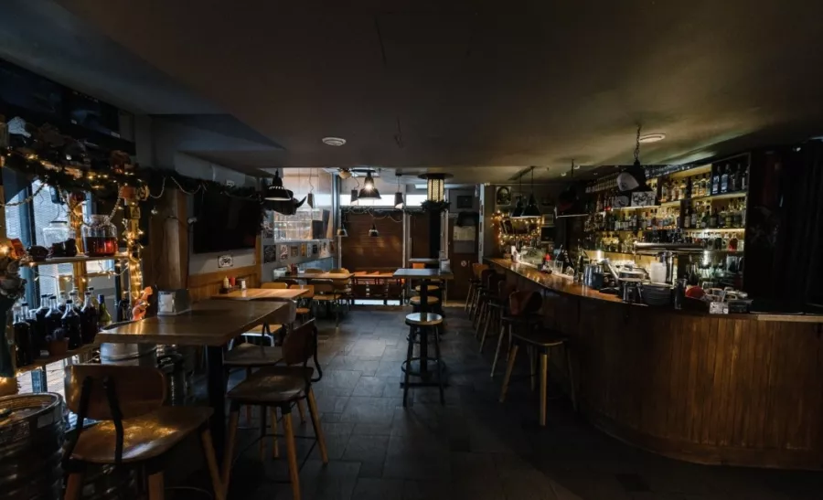 Кафе-бар Tin Woodman Bar в Москве: Американская кухня, Заказ навынос, Летняя терраса, Проведение банкетов, Заказ столиков, Можно с собакой,