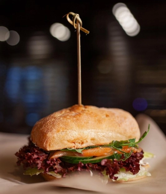 Кафе-бар Tin Woodman Bar в Москве: Американская кухня, Заказ навынос, Летняя терраса, Проведение банкетов, Заказ столиков, Можно с собакой,