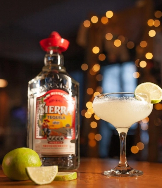 Кафе-бар Tin Woodman Bar в Москве: Американская кухня, Заказ навынос, Летняя терраса, Проведение банкетов, Заказ столиков, Можно с собакой,