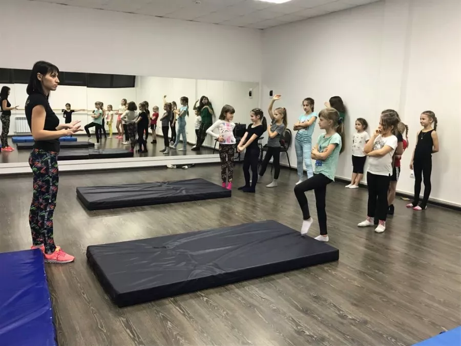 Центр спорта и красоты Лайм-fit в Краснодаре: Аэробика, АэробикаСтретчинг, Фитнес бар, TRX тренировки, Персональный тренер, Фитбол,