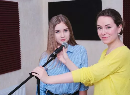 "Уроки вокала и фортепиано".