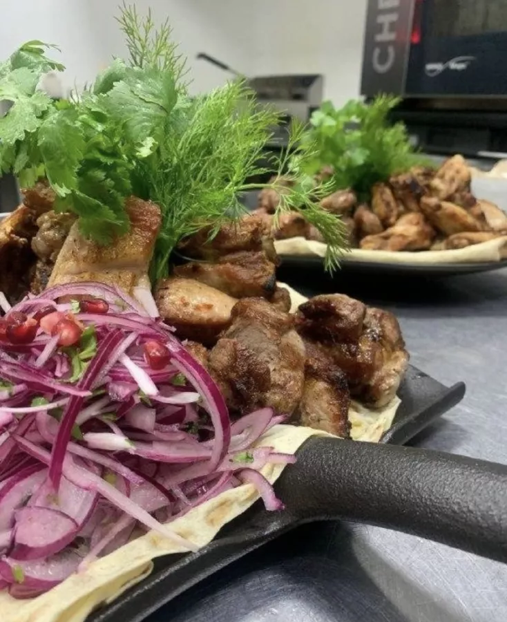 Кафе Patio Tropicano в Сочи: Итальянской кухня, Еда на мангале, Паназиатская кухня, Хачапури ,