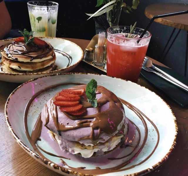 Кафе Brunch в Краснодаре: Заказ столиков, Мастер-классы для детей, Винная карта, Летняя терраса, Заказ навынос, Аниматоры, Можно с собакой,