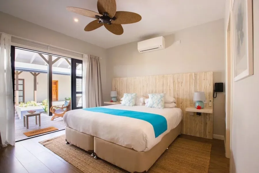 Отель Le Nautique Luxury Waterfront Hotel в Ла-Диг: Бассейн, Терраса, Ресторан, Конференц-зал, Мини-бар,